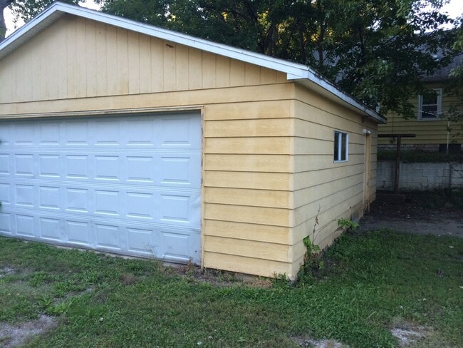 Building Photo - 917 Kern St