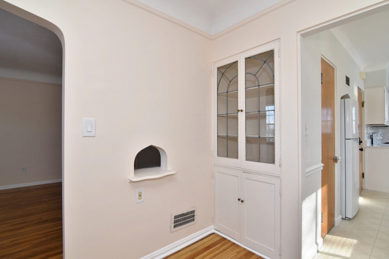 Building Photo - 2025 Riverside Dr