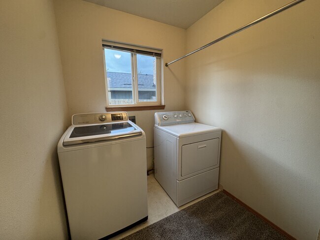 Building Photo - 4534 SW Pasadena St