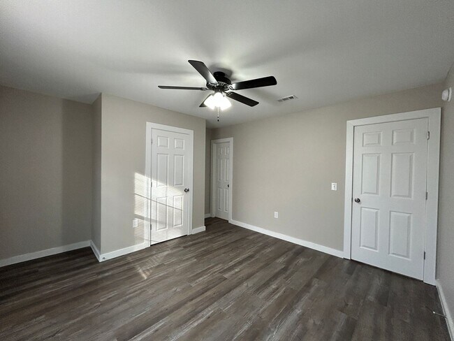 Building Photo - Duplex with Garage - Minutes from Downtown...