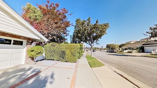 Building Photo - Beautiful Two-Level 5Bd 3.5Ba Home in Newport Beach