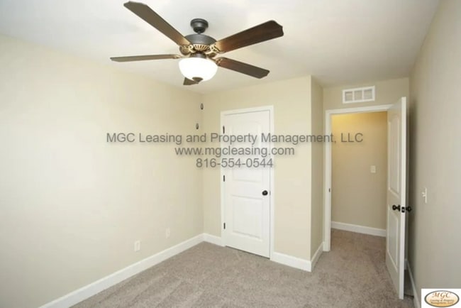 Building Photo - Modern Townhome with Designer Kitchen and ...