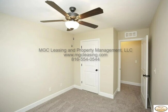 Building Photo - Modern Townhome with Designer Kitchen and High-End Touches in Raymore!