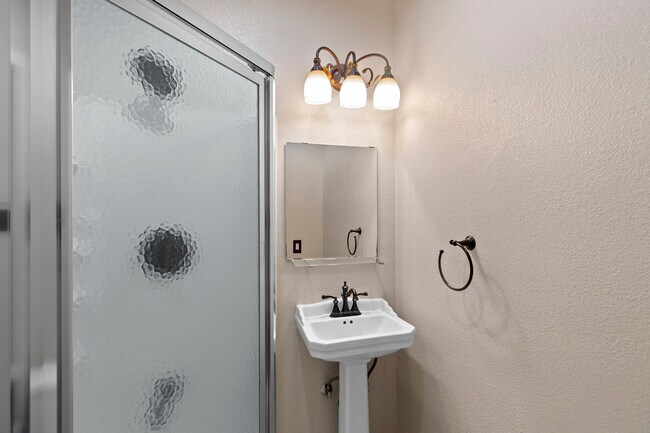 Building Photo - 5220 Peacock Hill Dr