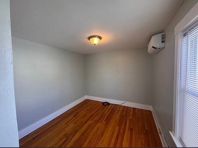 Building Photo - 18 Emerald Ave