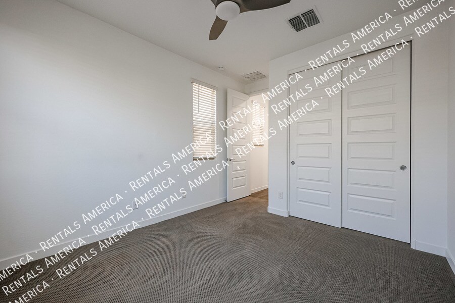 Building Photo - 1051 E Armstrong Wy