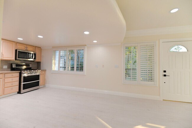 Building Photo - 412 Avenida Santa Barbara