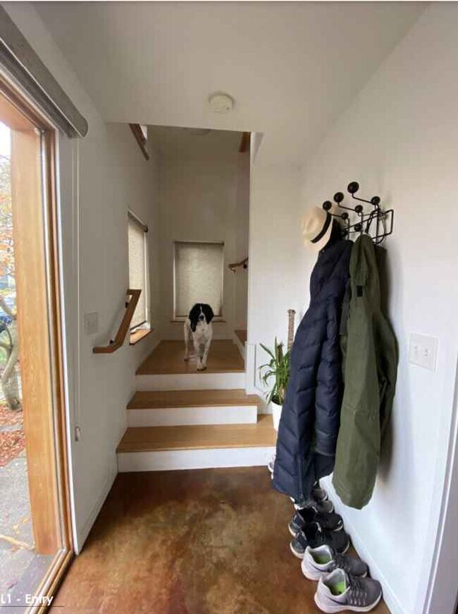 Building Photo - Modern Design 2 Bed/ 2.5 bath 3 Level Cond...