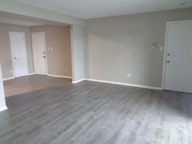 Building Photo - 9729 Ridgeland Ave