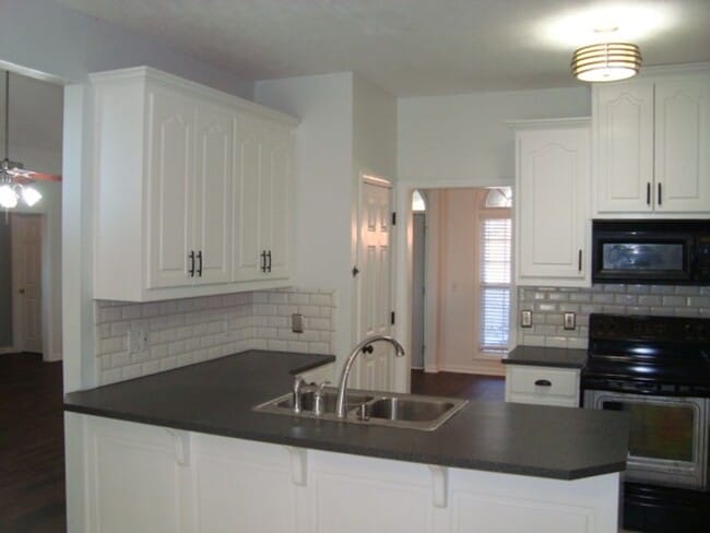 Building Photo - Ready to Rent!