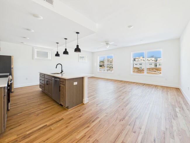 Building Photo - 907 Bainbridge St