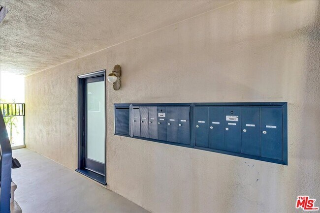 Building Photo - 210 S Hamilton Dr