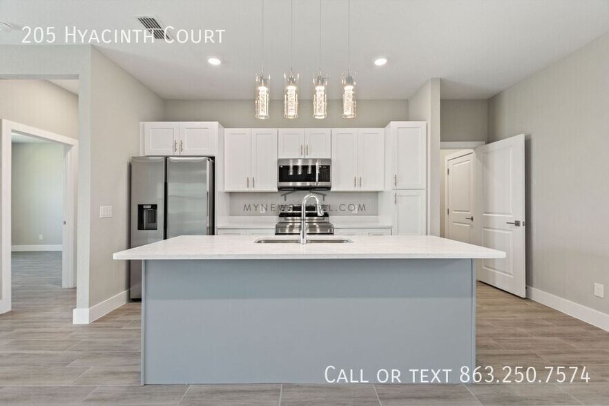 Building Photo - 205 Hyacinth Ct