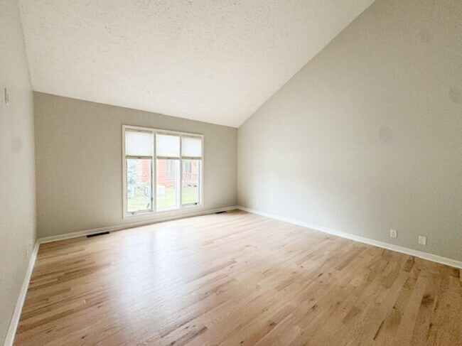 Building Photo - Amazing High-End Townhouse - End Unit - Ca...