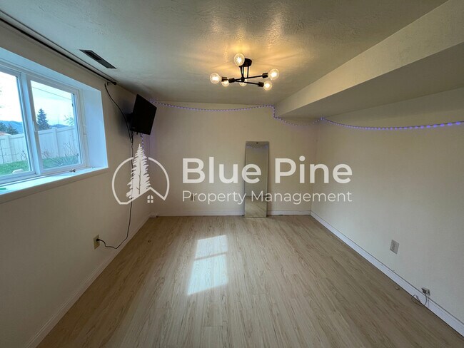 Building Photo - 1656 S Fairway Dr