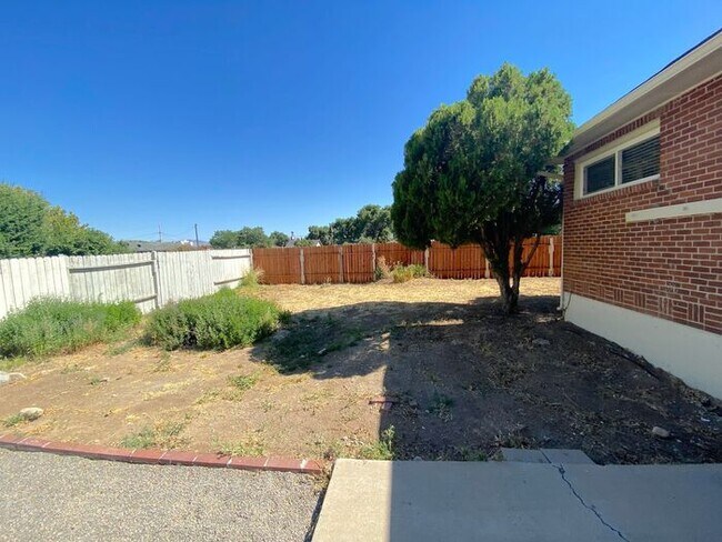 Building Photo - Like Brand New! - Single Story House in North Central Reno