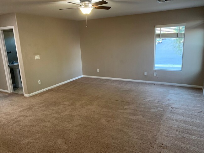 Building Photo - 5BD 3.5 BTH Two Story Home Available in Lo...