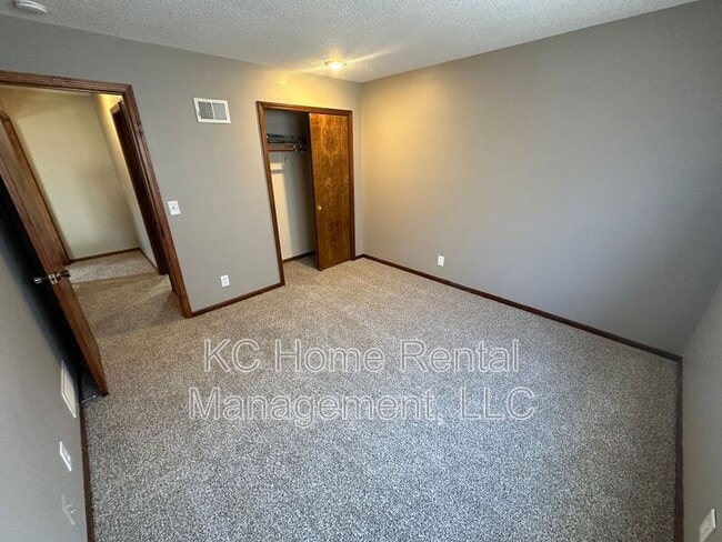 Building Photo - 10037 W 86th Terrace