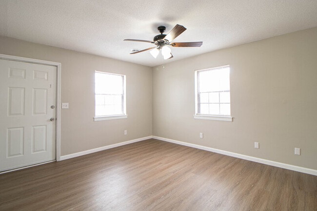 Building Photo - 8-408 Thompsonville Ln