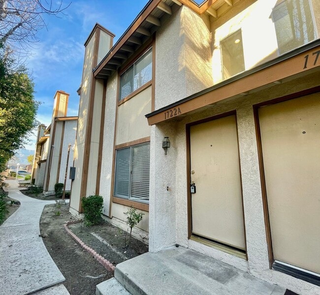 Building Photo - Charming Two Story 2 bedroom, 1.5 Bath in Ontario