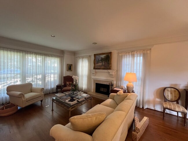 Building Photo - 2 Bedroom/ 2.5 Bath Townhome with 1 Car Ga...