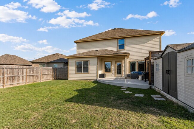 Building Photo - ASK ABOUT FREE APPLICATIONS THROUGH AUGUST!  "Spacious 6-Bedroom Retreat with 3.5 Baths and Over ...