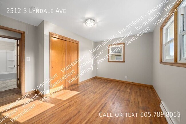 Building Photo - 2512 S Lyndale Ave