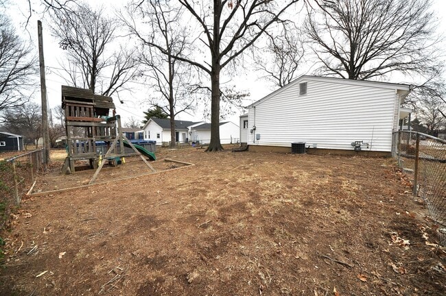 Building Photo - Freshly updated 3 Bedroom Home with a Full...