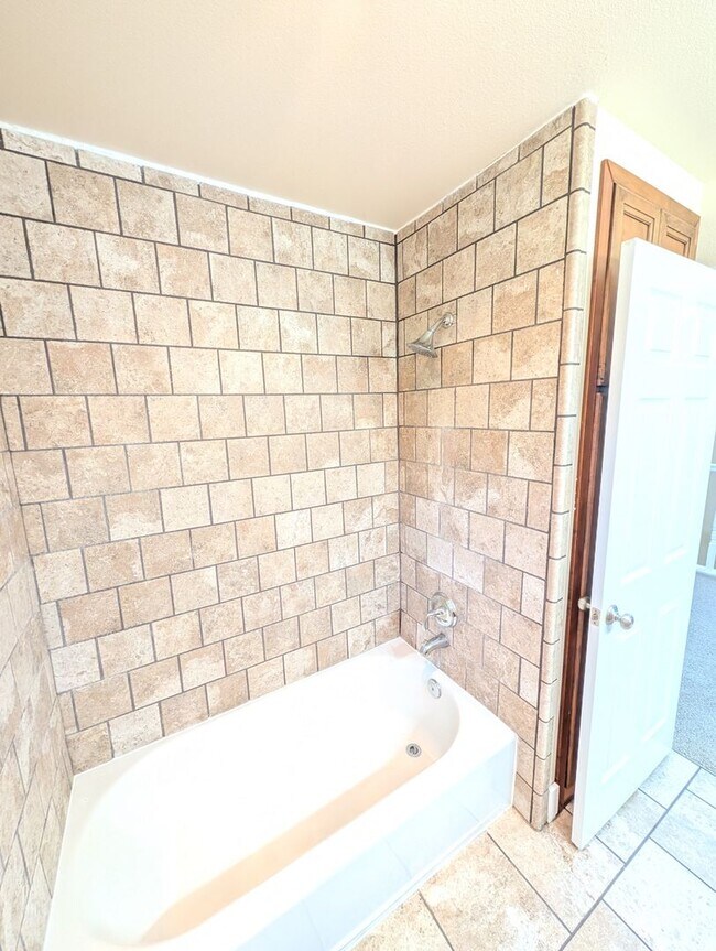 Building Photo - 4 Bed/2.5 Bath Multnomah Village Stunner w...
