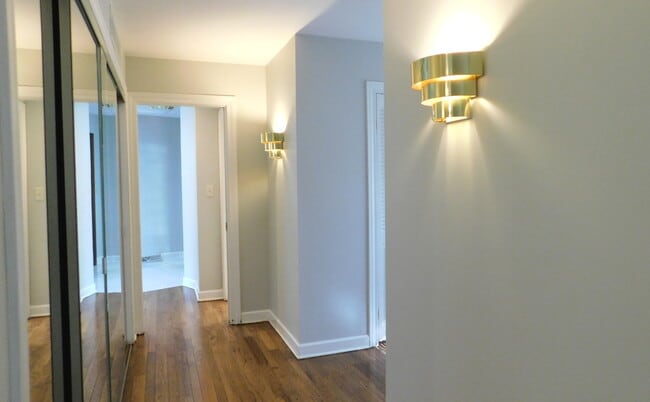 Building Photo - 1117 Summit Hills Ln