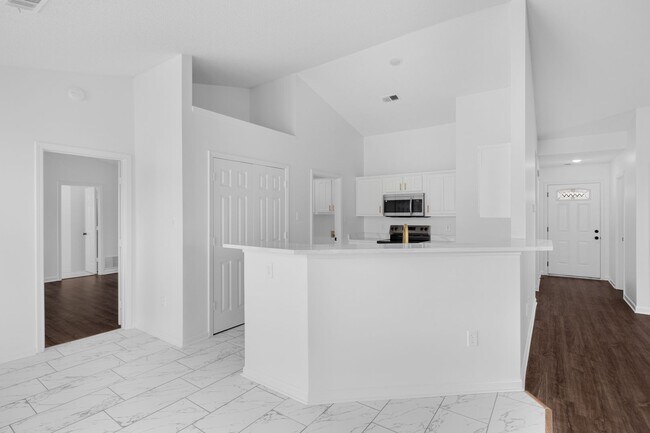 Building Photo - Recently renovated 3 bedroom, 2 bathroom h...
