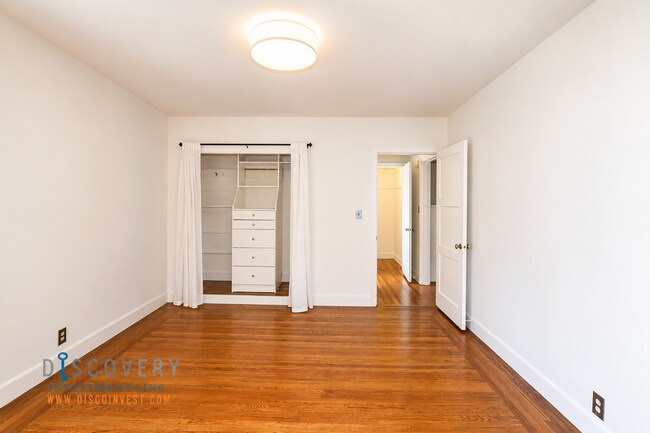 Building Photo - Charming Adams Point One Bedroom Condominium