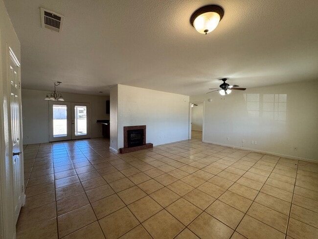 Building Photo - Hesperia Home on The Mesa