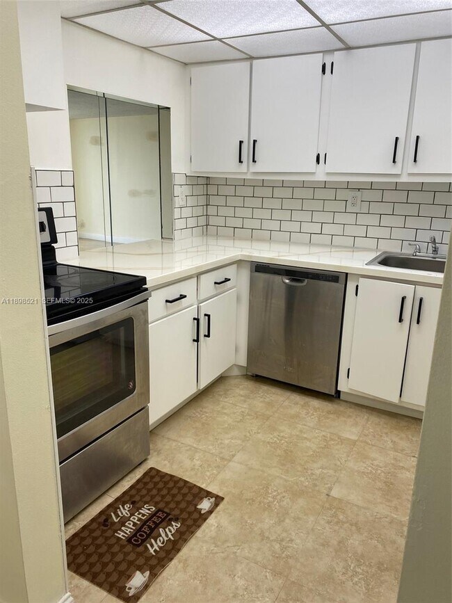 Building Photo - 1000 Parkview Dr