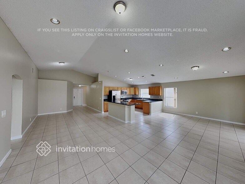 Building Photo - 4929 SW 33rd Ave