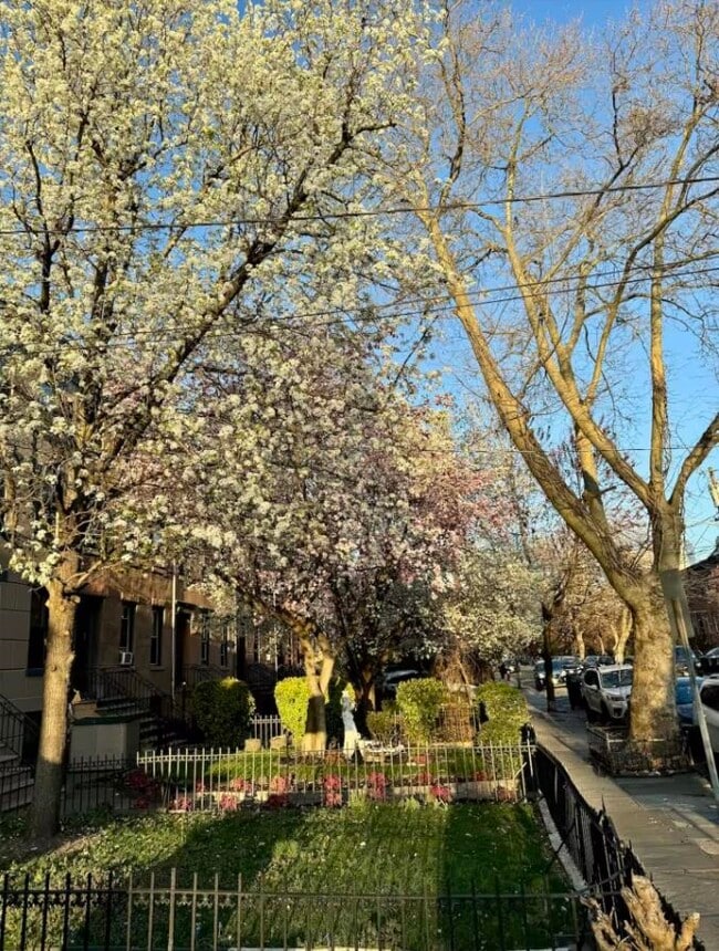 Building Photo - 298 4th St