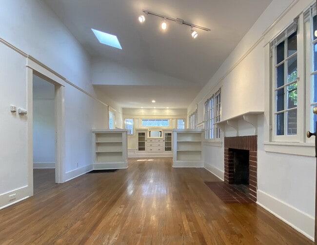 Building Photo - 686 S Grand Ave