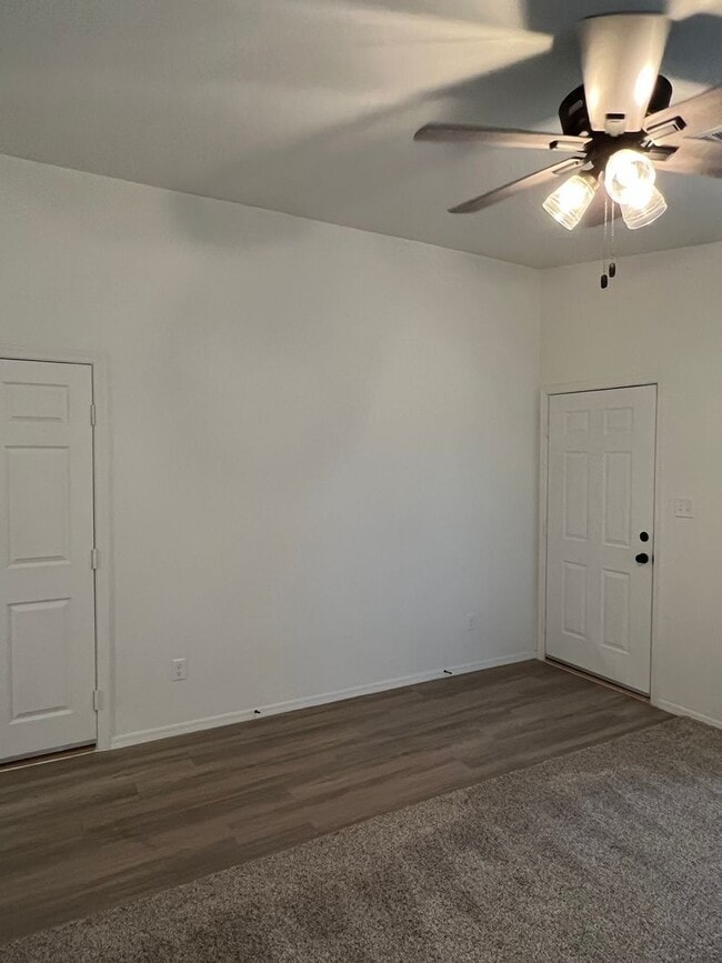Building Photo - 4 BEDROOM HOME!