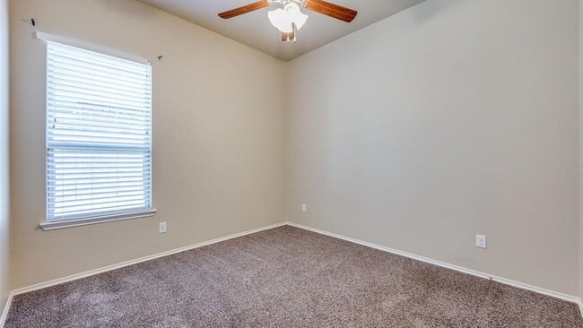 Building Photo - 2025 Lake Vista Dr