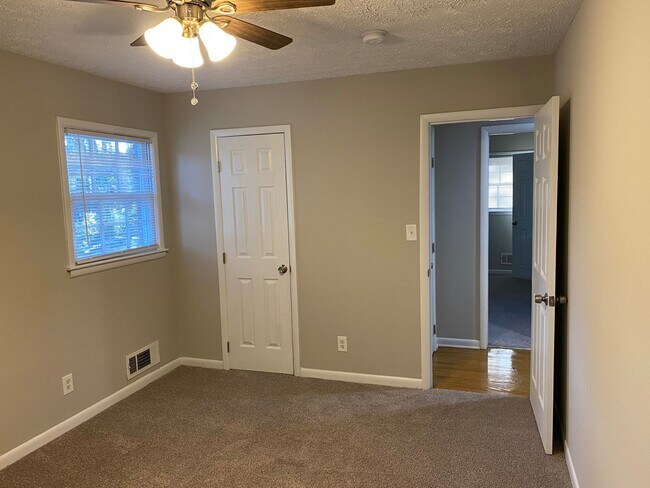 Building Photo - Charming 3-Bed, 2-Bath Ranch in Decatur with Fenced Yard!