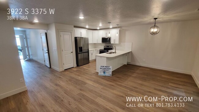 Building Photo - 3 Bed 2 Bath Condo In West Haven For Rent!