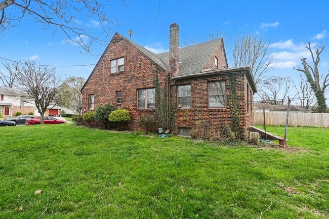 Building Photo - 2327 Chestnut St