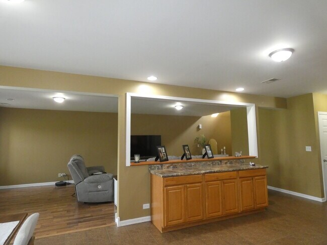 Building Photo - 653 N Edgemere Dr