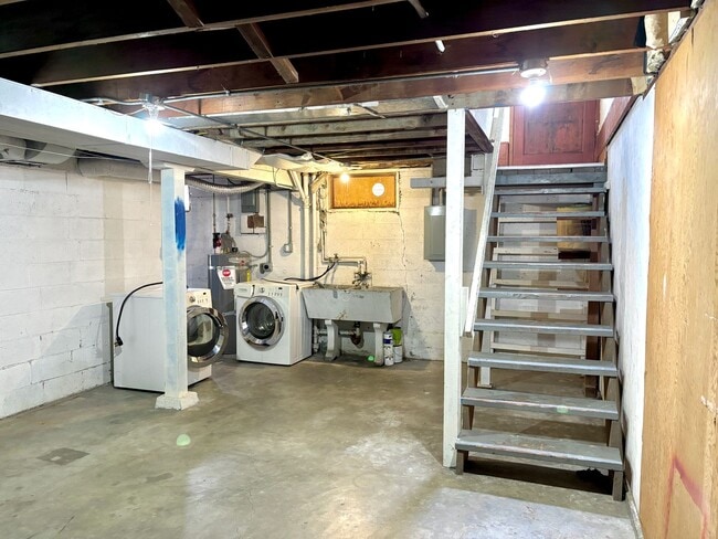 Building Photo - FEWEK01