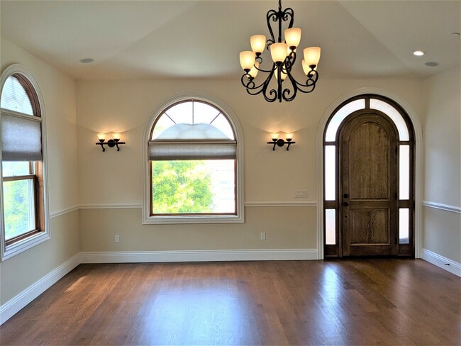 Building Photo - 2912 21st Ave