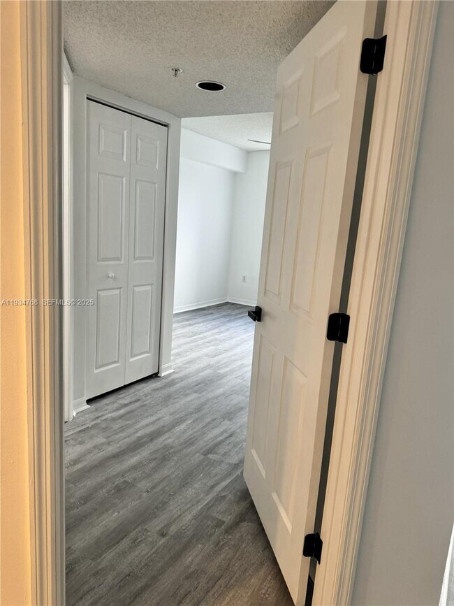 Building Photo - 2131 SE 10th Ave