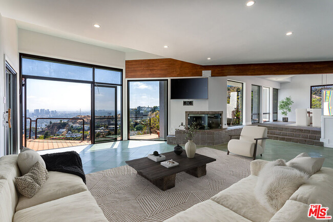 Building Photo - 8424 Grand View Dr