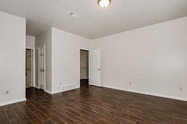 Building Photo - 7897 Bentwood Cir