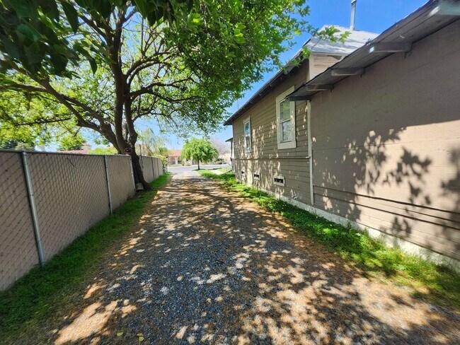 Building Photo - 164-170 N Gale Hill Ave