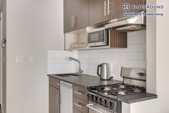 Building Photo - 515 W 47th St